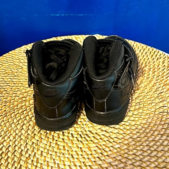 Boys NIKE AIR FORCE 1 Mid Triple Black Sneaker 314195-004 Size 13 - Picture 3 of 6